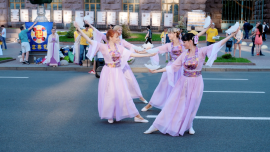 Falun Dafa Practitioners Share Spiritual Tradition with Ukraine Locals