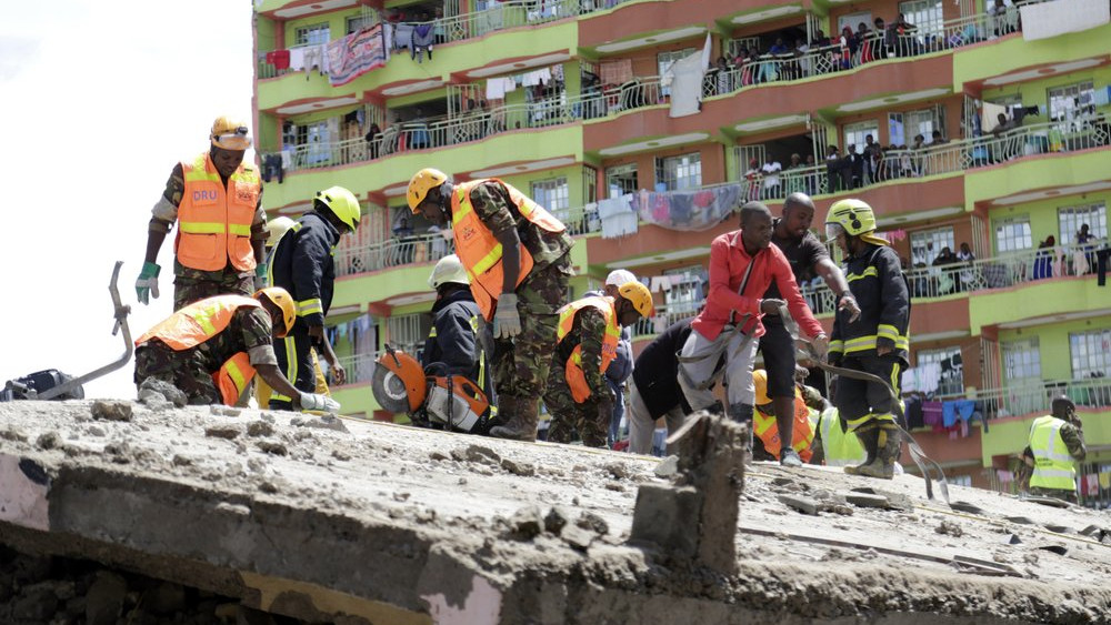 Nairobi rescue workers on collapsed building