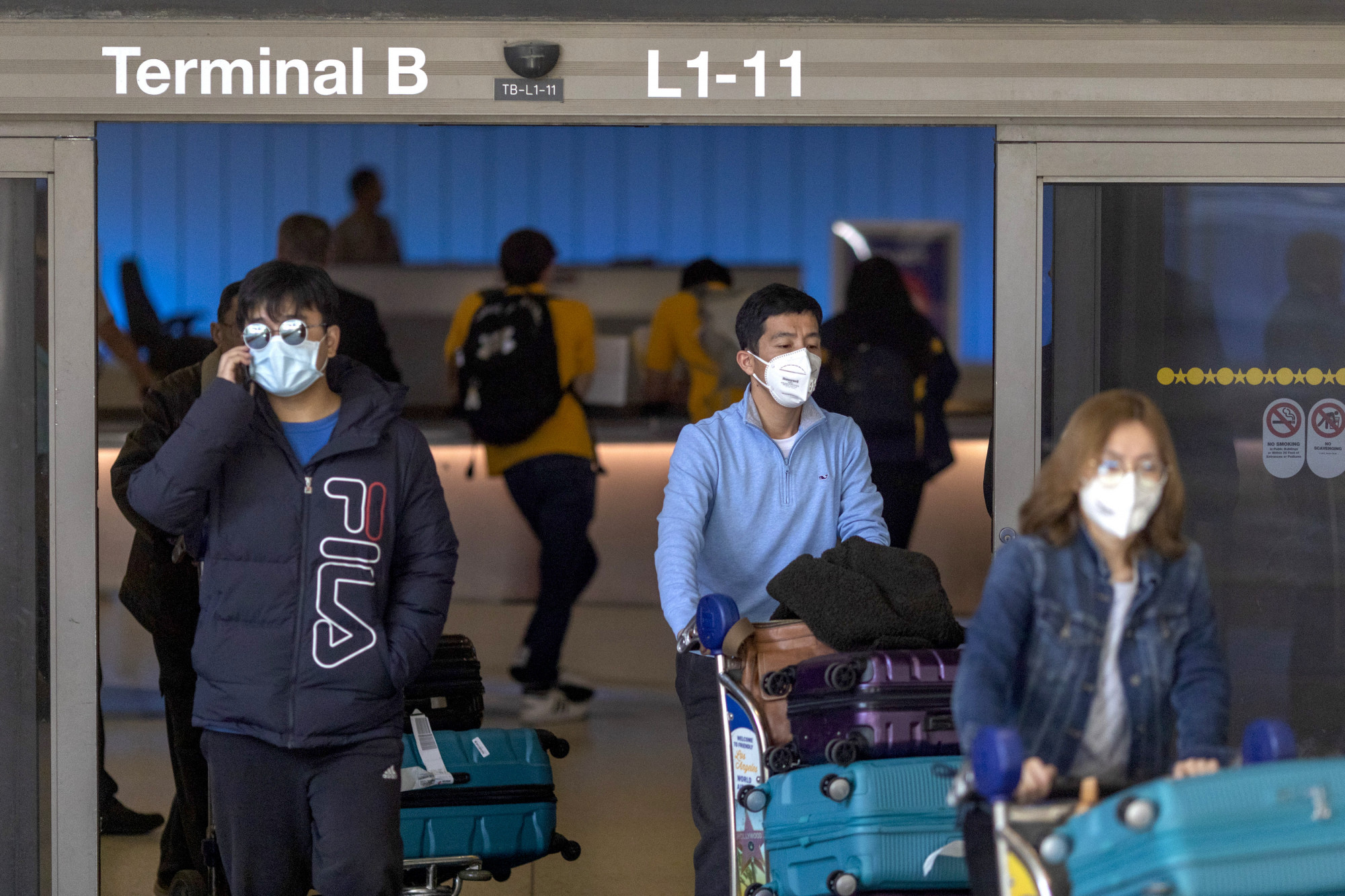 Travelers wearring mask to protect against coronavirus