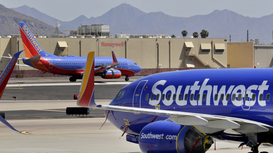 Hundreds of American and Southwest Airlines Employees Protest Against Vaccine Mandates