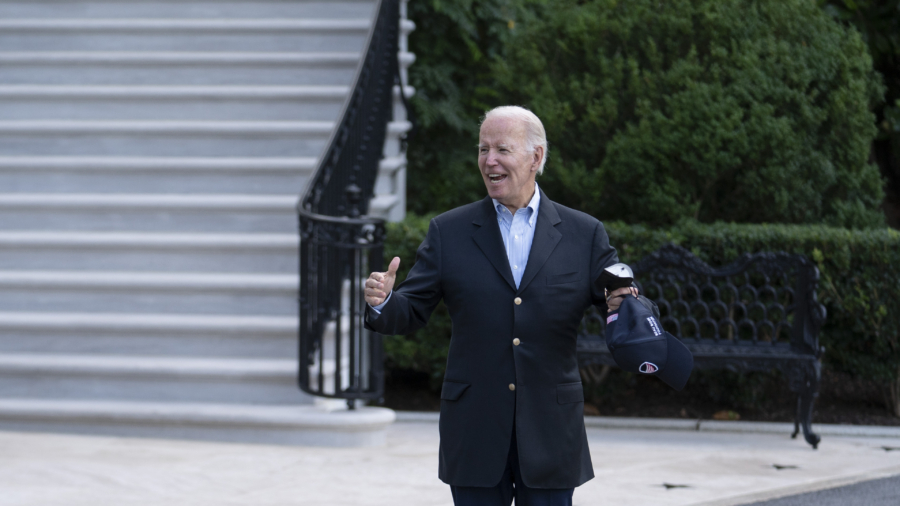 Biden Leaves White House for the First Time in Weeks Amid COVID-19 Rebound