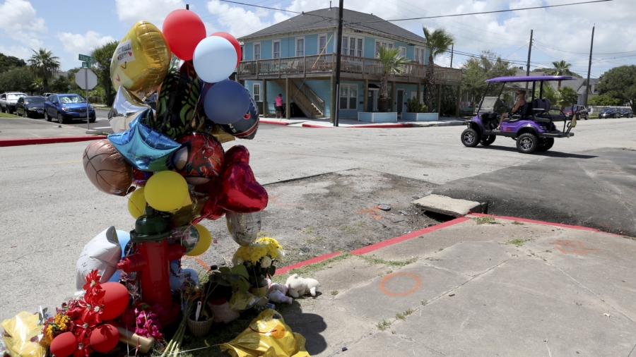 Grandfather, Grandchildren Among 4 Dead in Texas Golf Cart Crash