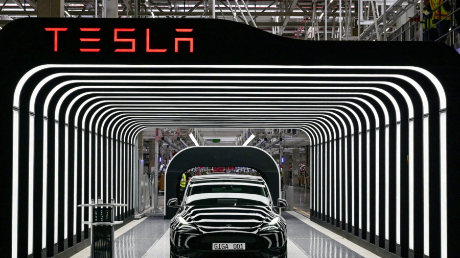 Musk Says Tesla’s New Car Factories ‘Losing Billions of Dollars’
