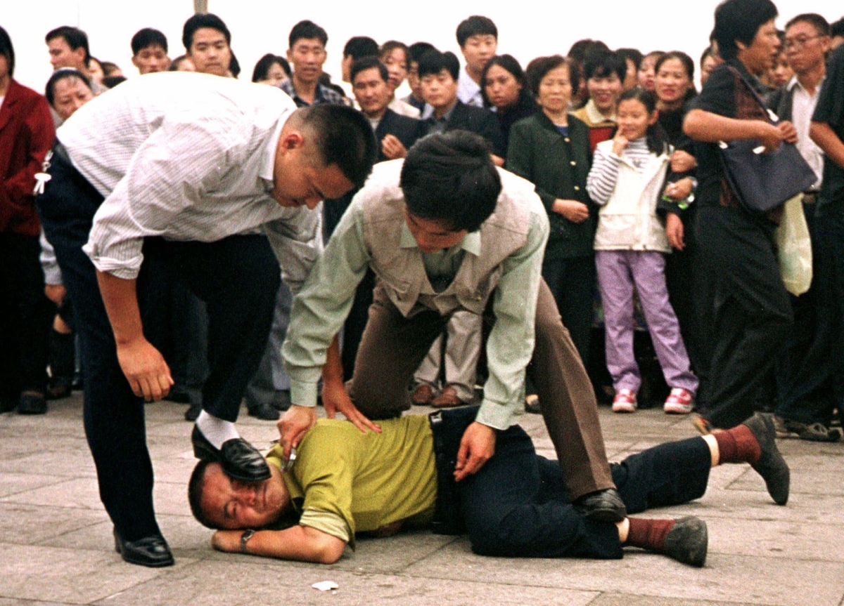 Police detains Falun Gong protester
